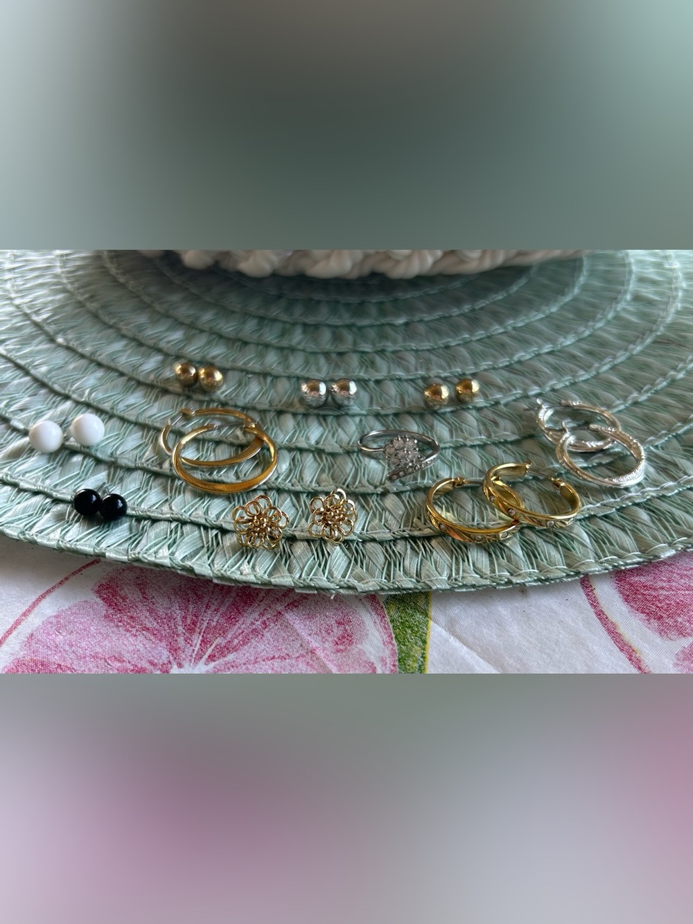 Vintage 10pc jewelry lot 9pairs of earrings & 1 ring gold & silver
